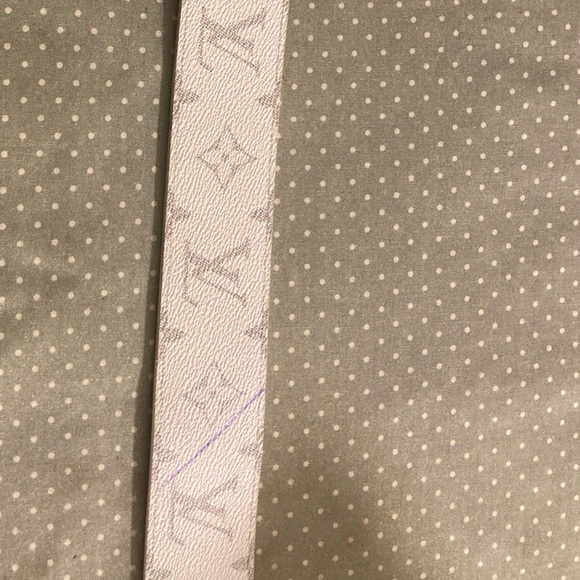 Louis vuitton its a size small and the color is white - Picture 6 of 6